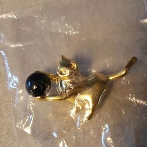 Vintage gold toned cat brooch